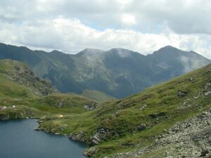 Lacul Capra este un lac glaciar situat în Munții Făgăraș, la o altitudine de 2.230 de metri. Este unul dintre cele mai mari și mai frumoase lacuri glaciare din România, fiind inclus în Parcul Național Făgăraș.